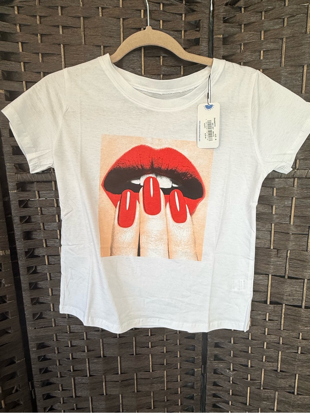*NEW*Sz M*Seaspice*Graphic Red Lip & Nail Tee